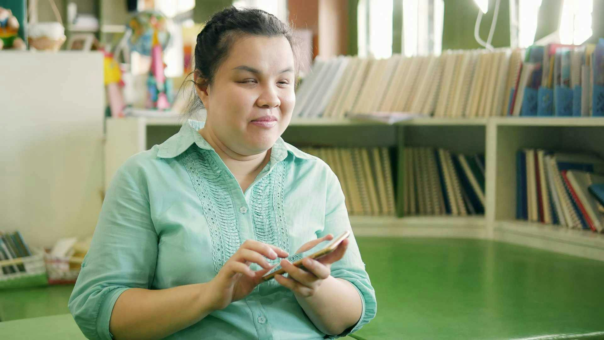 Eine sehbehinderte Person nutzt ihr Smartphone